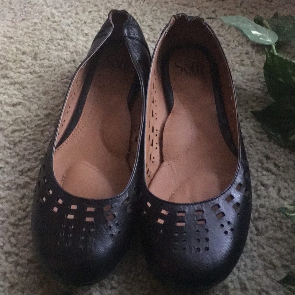 Comfortable Black Flats! - Picture 2 of 4
